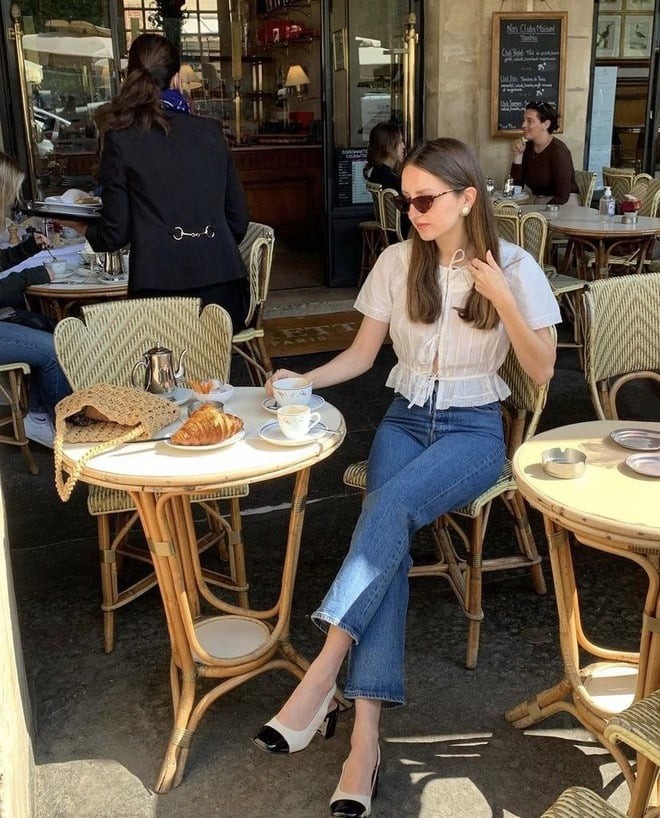 Chất liệu denim bền bỉ cùng thiết kế đa dạng giúp chiếc quần này có thể xuất hiện trong rất nhiều phong cách khác nhau.