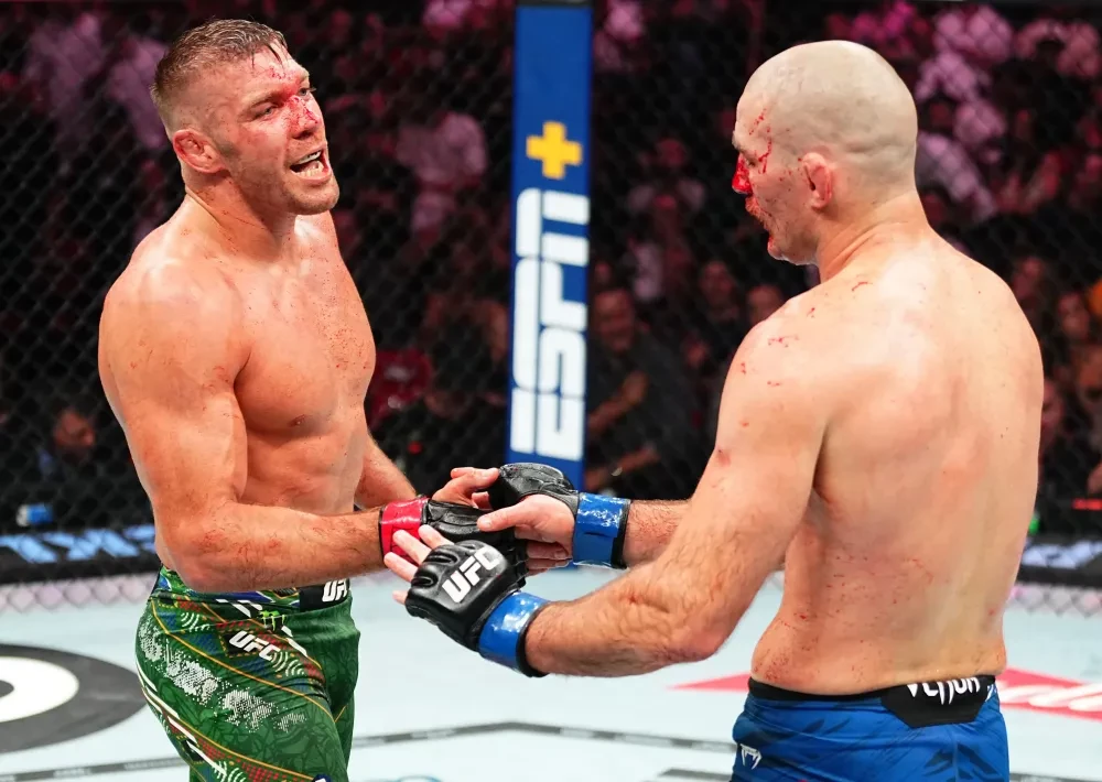 Dricus du Plessis và Sean Strickland trong một trận đấu.