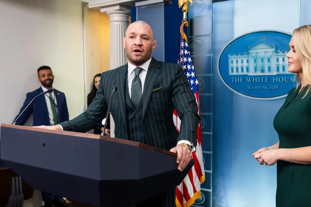 Võ sĩ UFC Conor McGregor phát biểu tại phòng họp báo của Nhà Trắng.