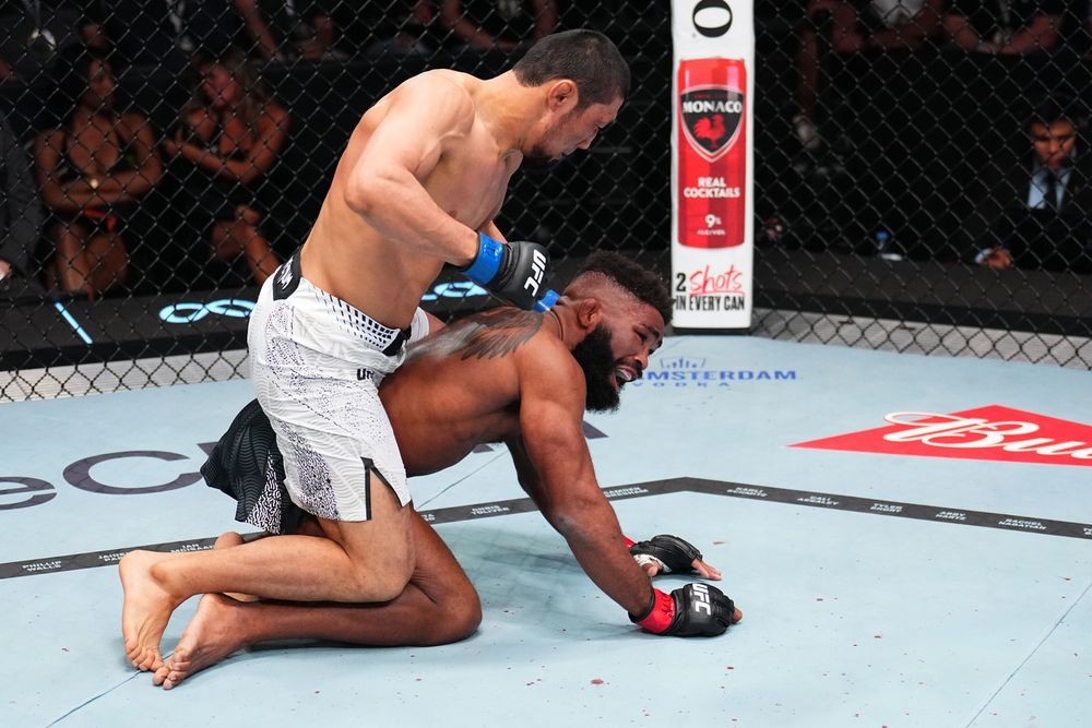 Myktybek Orolbai (trái) và Chris Curtis (phải) trong trận đấu tại UFC Fight Night.