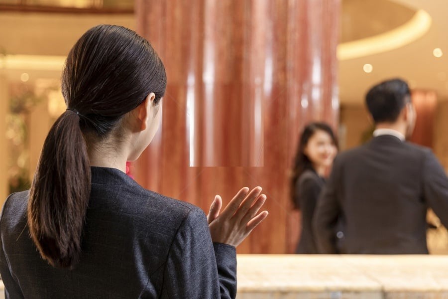 Lý do là nếu xảy ra vấn đề như tranh chấp, vi phạm pháp luật hoặc tai nạn, khách sạn có thể bị liên đới trách nhiệm nếu không ghi nhận thông tin đầy đủ.