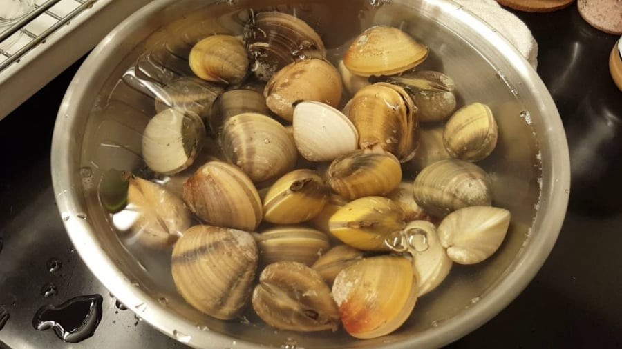 Sử dụng rượu mạnh sẽ giúp ngao nhả cát nhanh hơn.