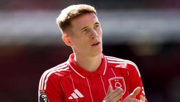 Bayern đang cân nhắc mua Anderson.