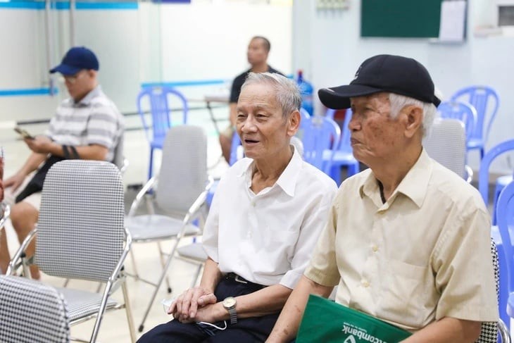 Để đủ điều kiện hưởng lương hưu trong điều kiện lao động bình thường, người tham gia cần đóng BHXH từ đủ 15 năm trở lên và đạt độ tuổi nghỉ hưu theo quy định.

