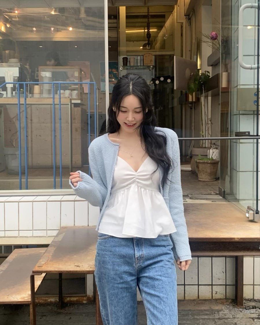 Kiểu tóc này giữ lại phần tóc phía dưới buông tự nhiên, trong khi phần tóc phía trên được buộc lại gọn gàng, tạo cảm giác nhẹ nhàng và thanh thoát.