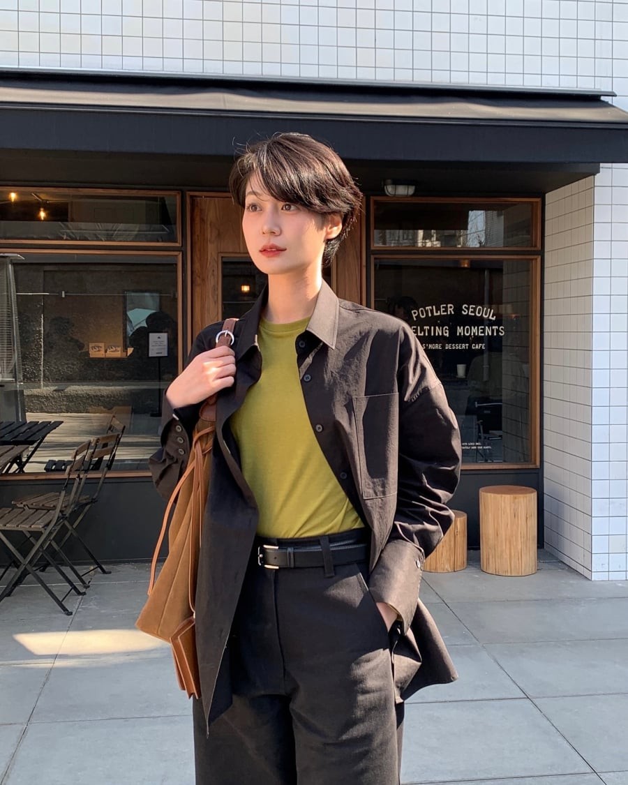 Nếu muốn tìm một cách phối đồ đơn giản nhưng hiệu quả, áo thun và quần đen chắc chắn là lựa chọn đáng thử.