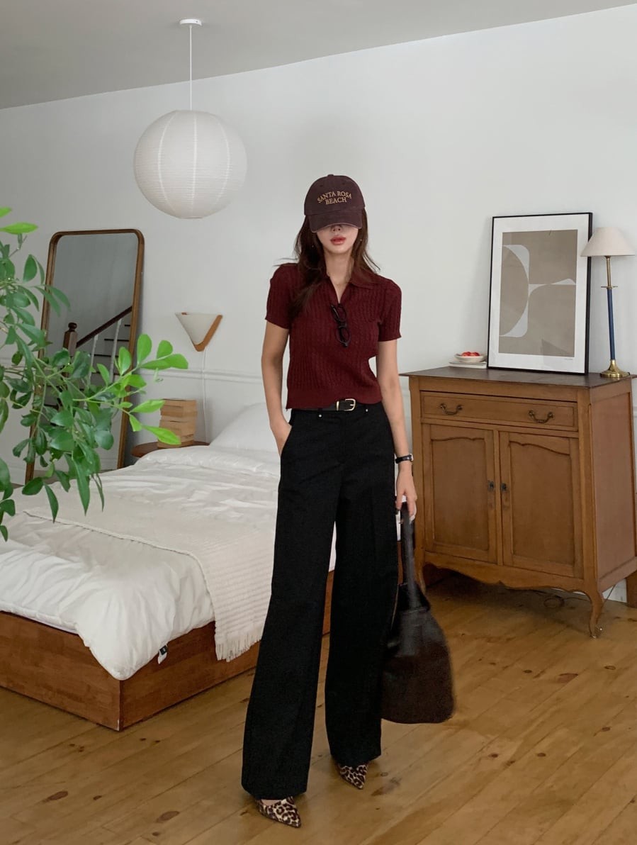 Những chiếc áo len dáng ôm đặc biệt phù hợp với quần đen ống đứng hoặc ống suông vì giúp tôn lên vóc dáng một cách tự nhiên.