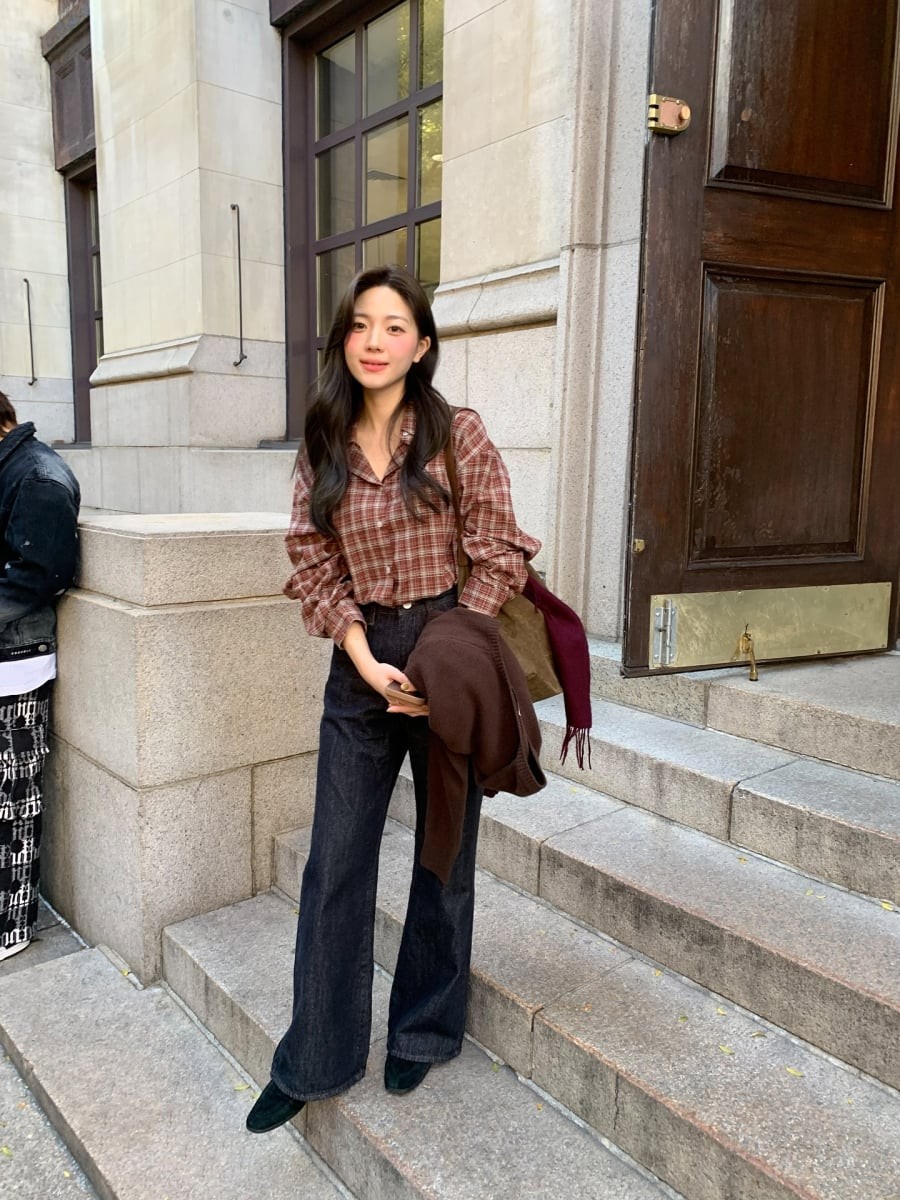 Những họa tiết như hoa nhỏ, chấm bi, kẻ sọc hay họa tiết hình học đều có thể kết hợp hài hòa với quần đen mà không gây cảm giác rối mắt.