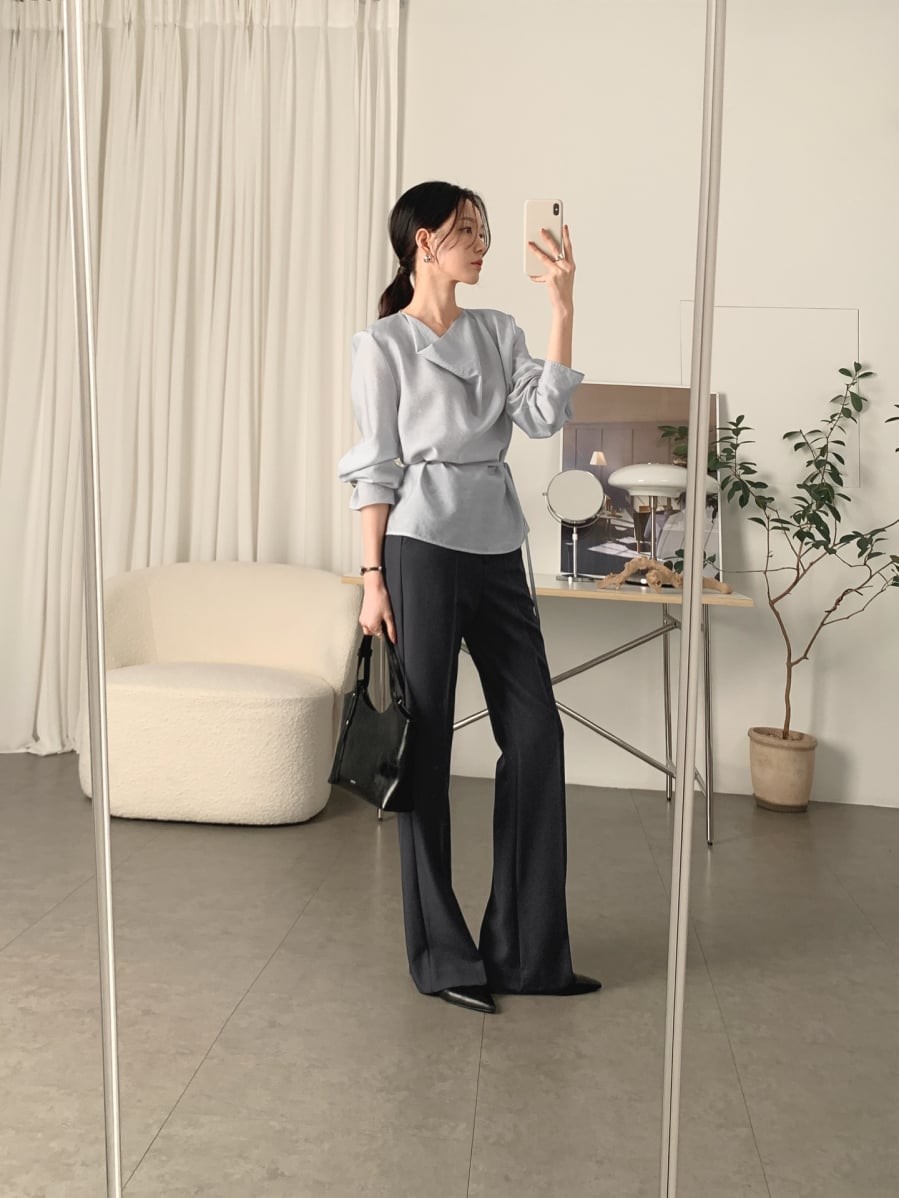 Áo blouse luôn mang đến cảm giác nữ tính và nhẹ nhàng, vì vậy khi kết hợp cùng quần đen sẽ tạo nên tổng thể hài hòa, thanh lịch.