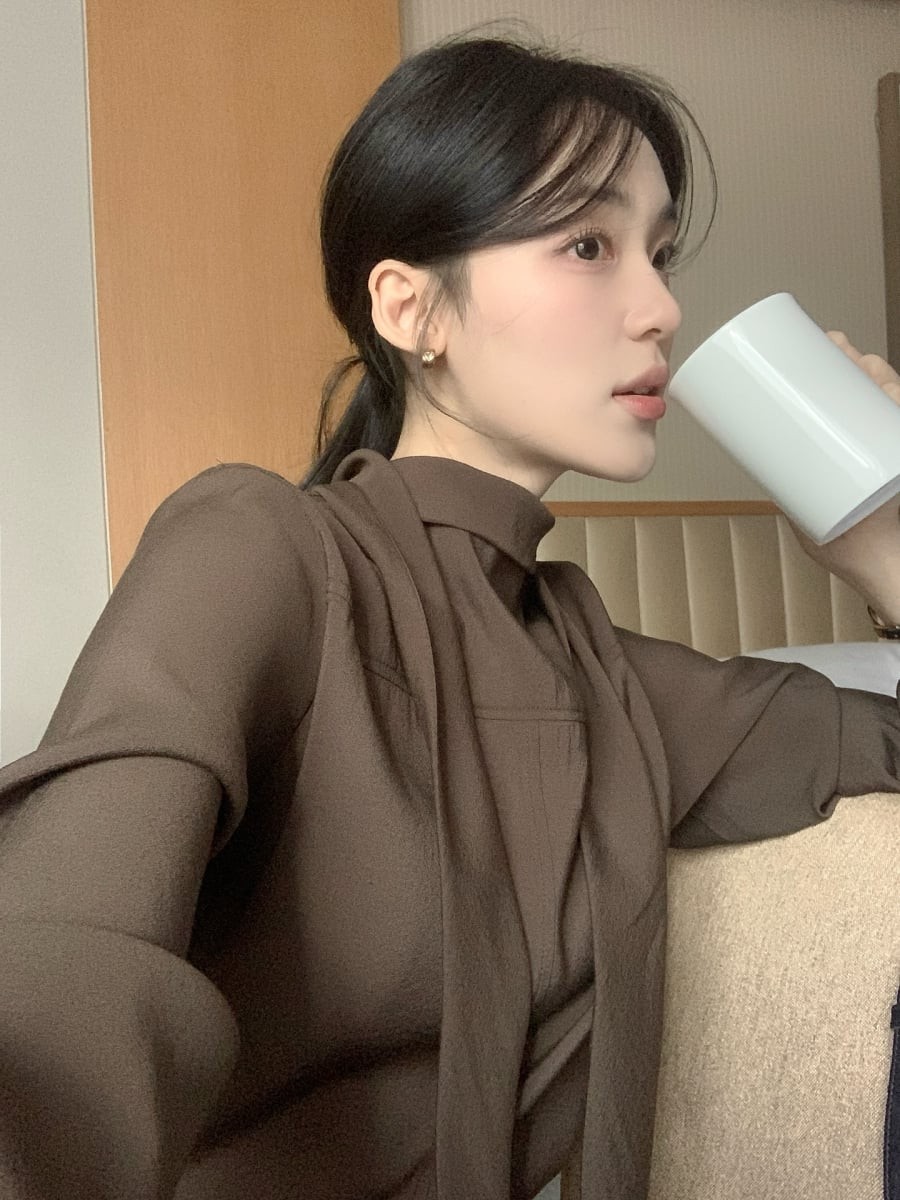 Không quá cầu kỳ, kiểu tóc này lại tạo cảm giác thanh lịch và trưởng thành, đặc biệt phù hợp với môi trường công sở hoặc những dịp cần vẻ ngoài chỉn chu.