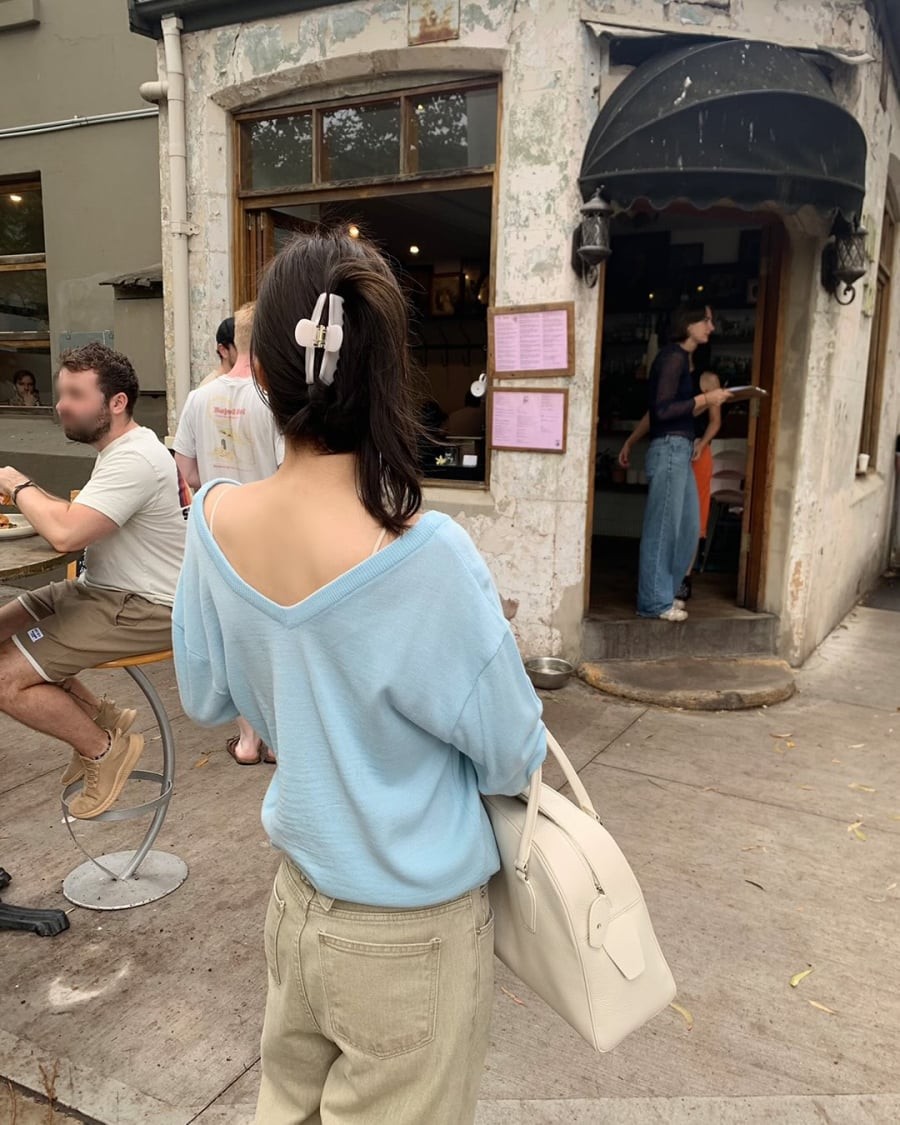 Ưu điểm lớn nhất của kiểu tóc này là sự tiện lợi, chỉ cần vài giây là đã có thể cố định mái tóc gọn gàng.