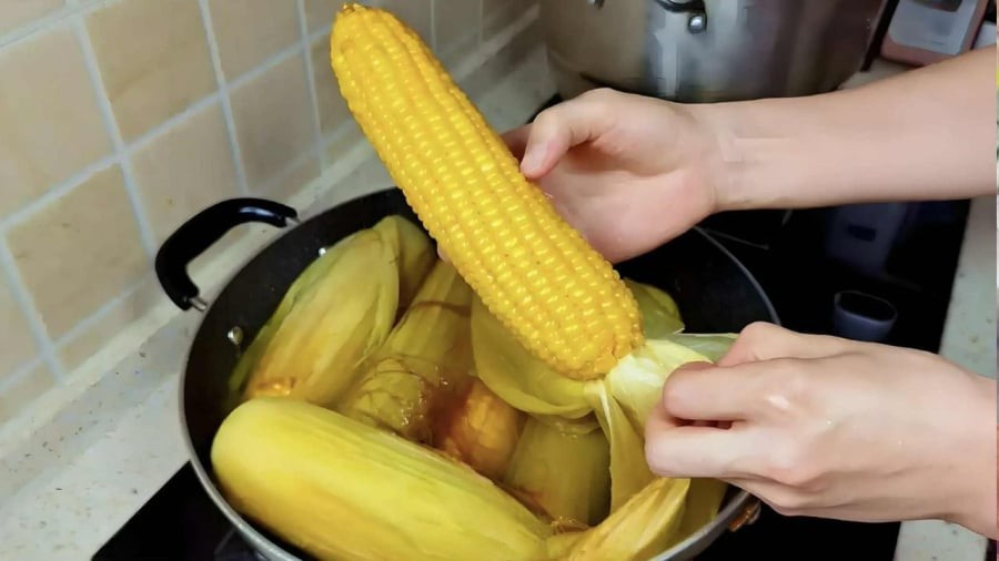 Bạn có thể sử dụng ngô ngọt ngay cho cơm trắng vào buổi tối.