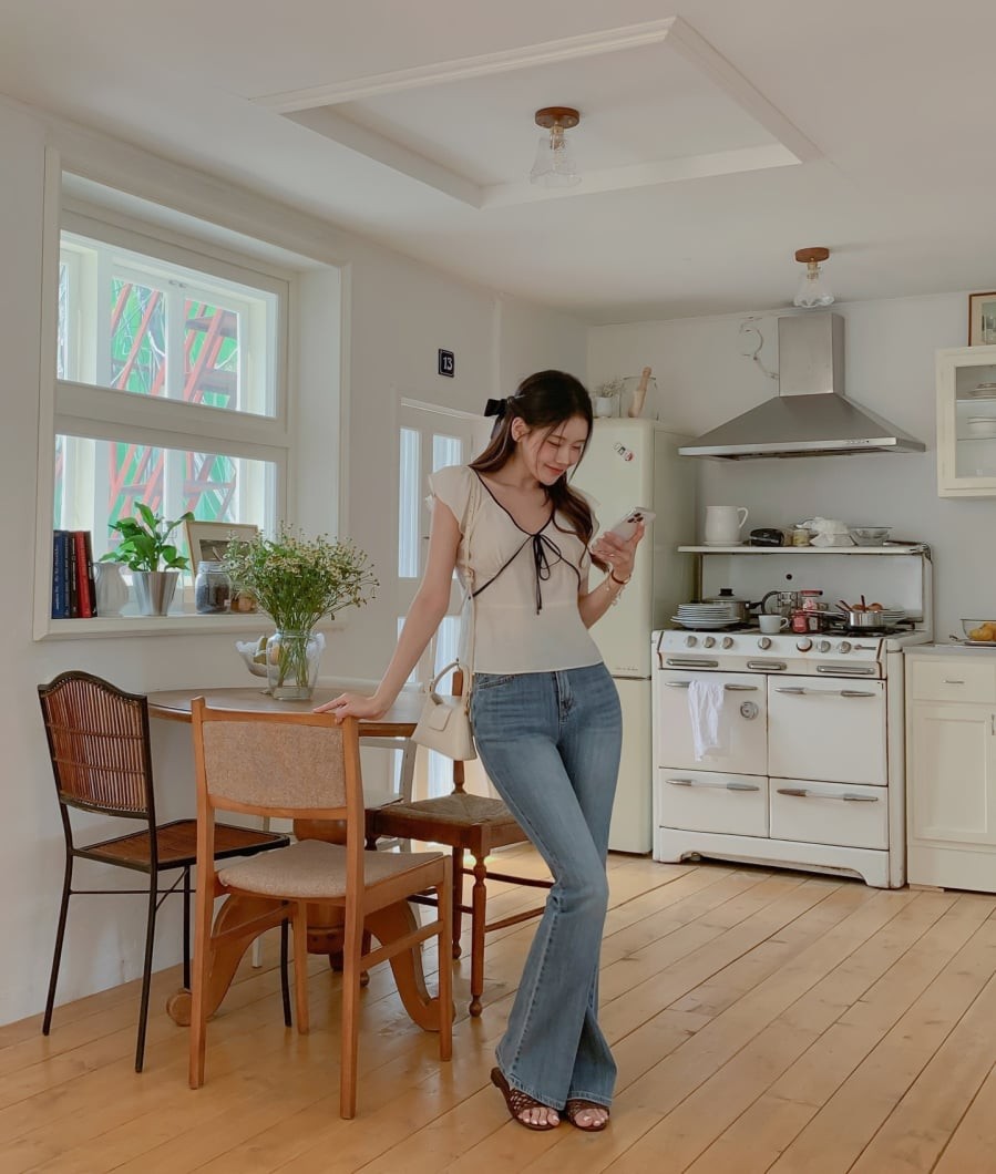  Có thể biến tấu bằng cách sơ vin một phần áo hoặc kết hợp với sneaker để tạo cảm giác phóng khoáng hơn.