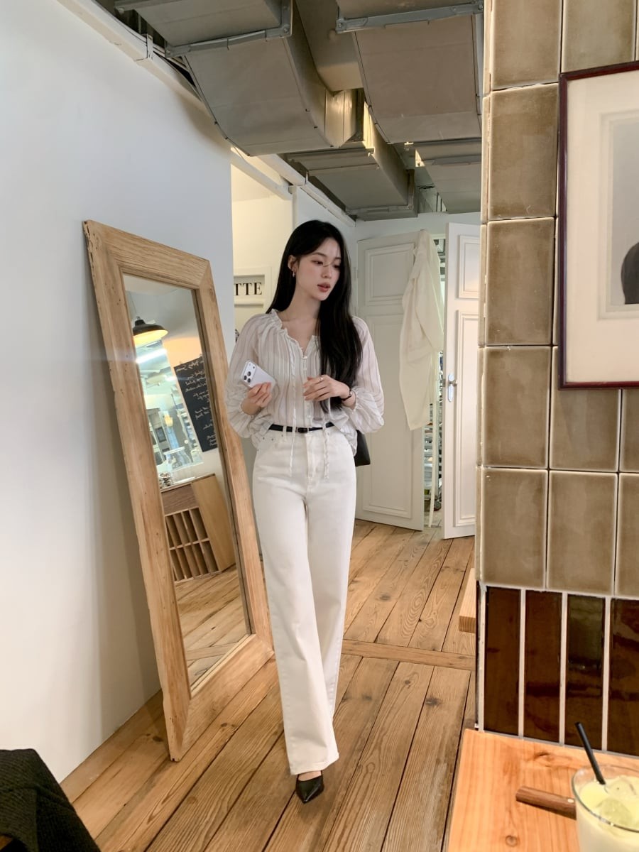 Những chiếc blouse có họa tiết nhẹ hoặc màu sắc pastel thường được ưu tiên khi đi cùng quần trắng để giữ sự hài hòa cho trang phục. 