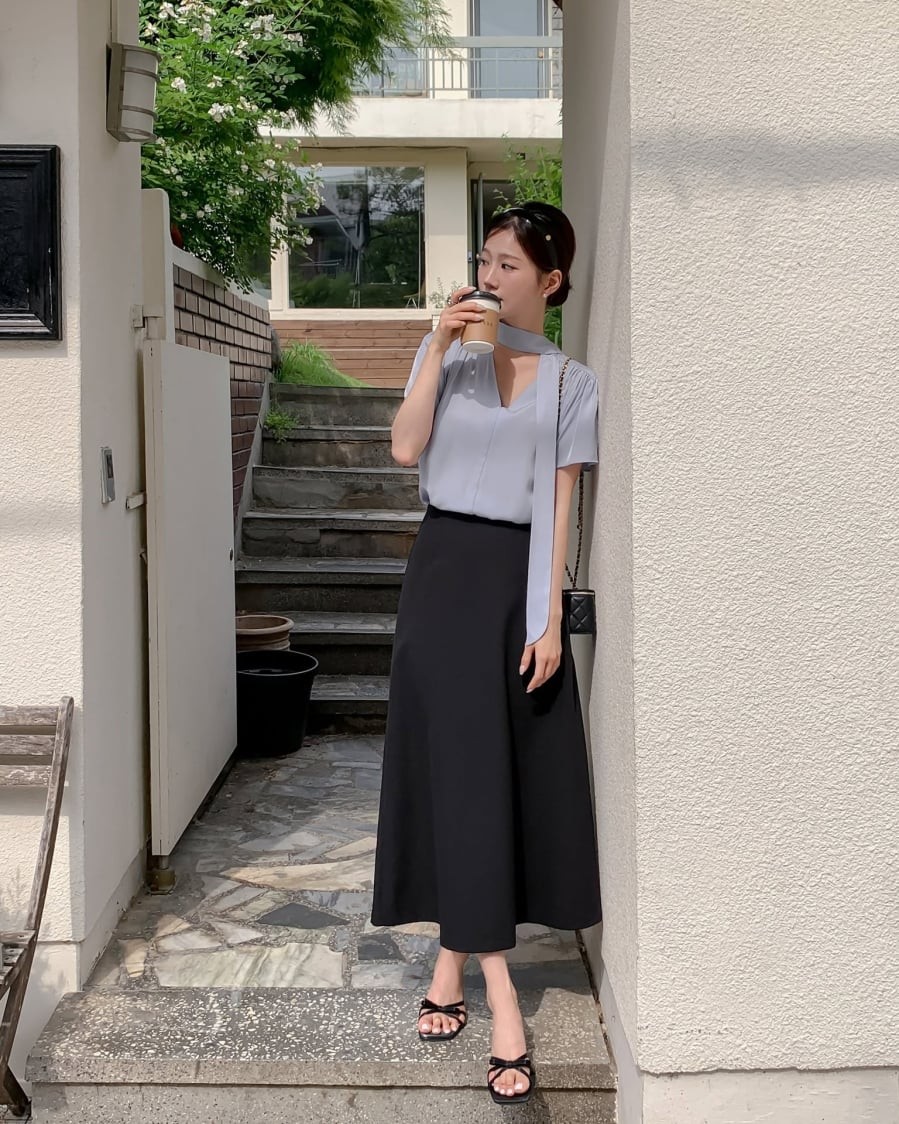  Một chiếc blouse chất liệu nhẹ, thiết kế tay bồng hoặc cổ bèo khi kết hợp với chân váy maxi tạo cảm giác bay bổng, nữ tính.