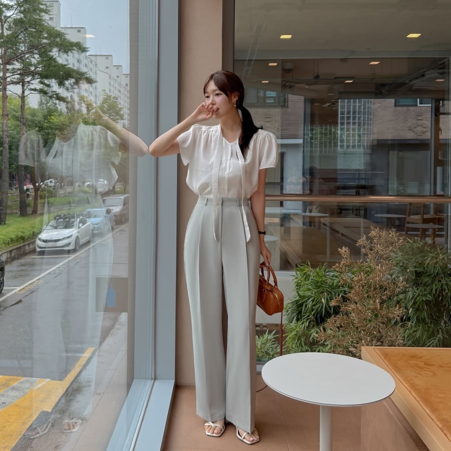 Không giống áo sơ mi mang vẻ cứng cáp, blouse giúp tổng thể trang phục trông nhẹ nhàng và nữ tính hơn.