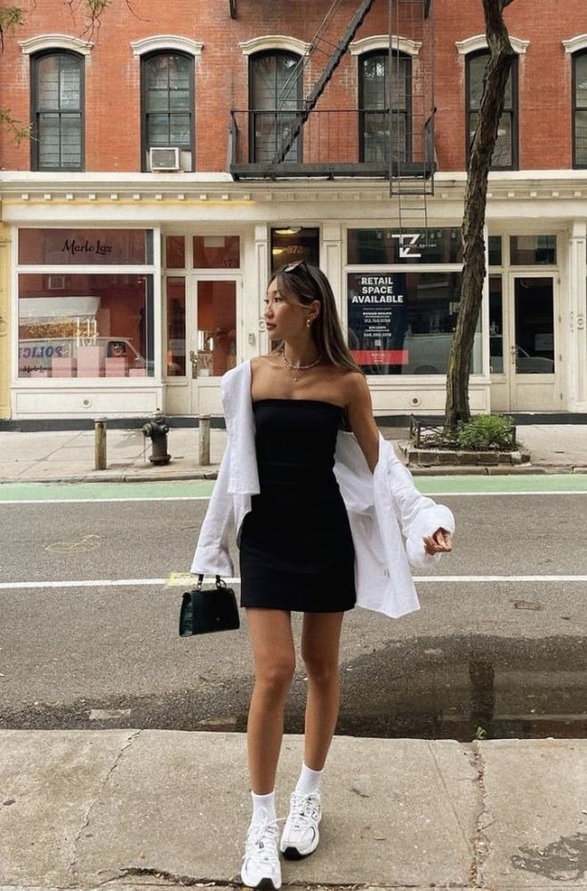 Nhờ thiết kế tối giản cùng màu sắc trung tính, kiểu giày này có thể kết hợp với nhiều loại trang phục khác nhau mà vẫn giữ được sự hài hòa cho tổng thể outfit.