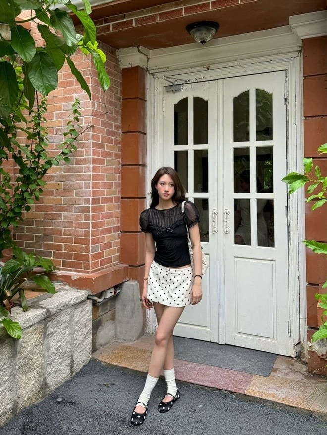 Kiểu giày này thường có thiết kế đơn giản, ôm chân và mang lại cảm giác gọn gàng khi phối cùng nhiều loại trang phục.