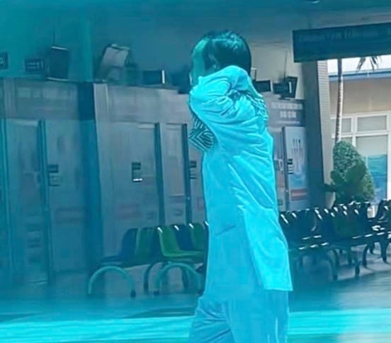 Nghệ sĩ Hoài Linh bị bắt gặp xuất hiện một mình ở bệnh viện 
