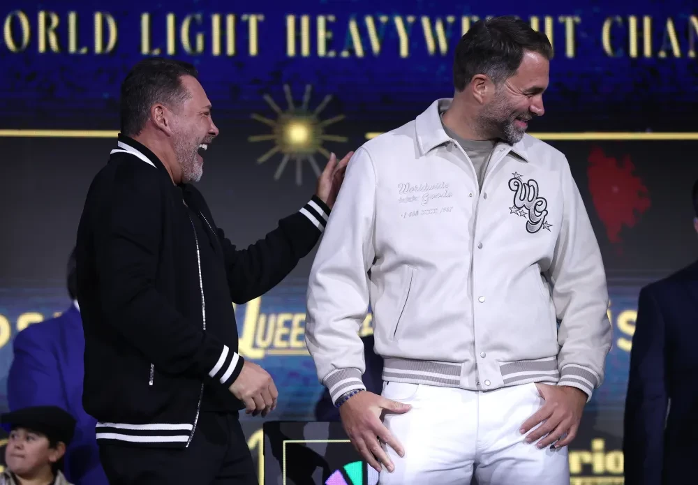 Oscar De La Hoya và Eddie Hearn tại một sự kiện ở Riyadh, Saudi Arabia.