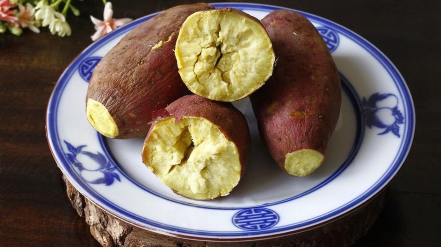 Thay vì cách luộc hay hấp truyền thống, bạn có thể làm chín khoai lang bằng lò vi sóng giúp tiết kiệm thời gian.