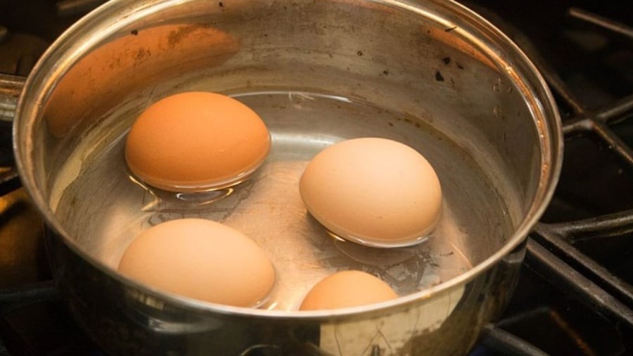 Khi luộc trứng, bạn nên thêm một thìa muối để dể bóc vỏ hơn.