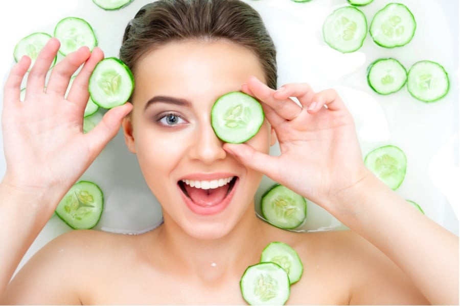 Dưa leo từ lâu đã được xem là nguyên liệu làm đẹp quen thuộc nhờ chứa lượng nước dồi dào cùng vitamin K giúp làm dịu và giảm sưng vùng da quanh mắt. 