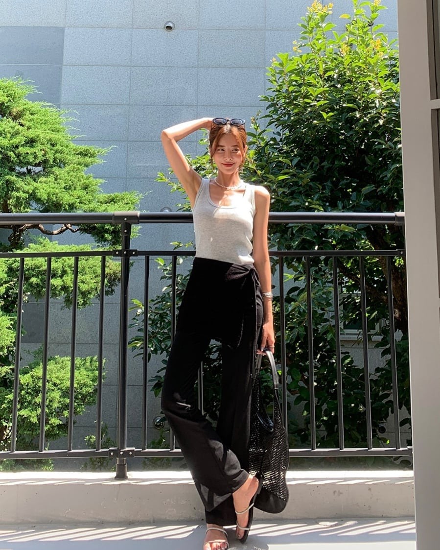 Khi đi cùng sandal, bộ đồ trở nên nhẹ nhàng và dễ chịu hơn, rất phù hợp với những ngày thời tiết oi bức.