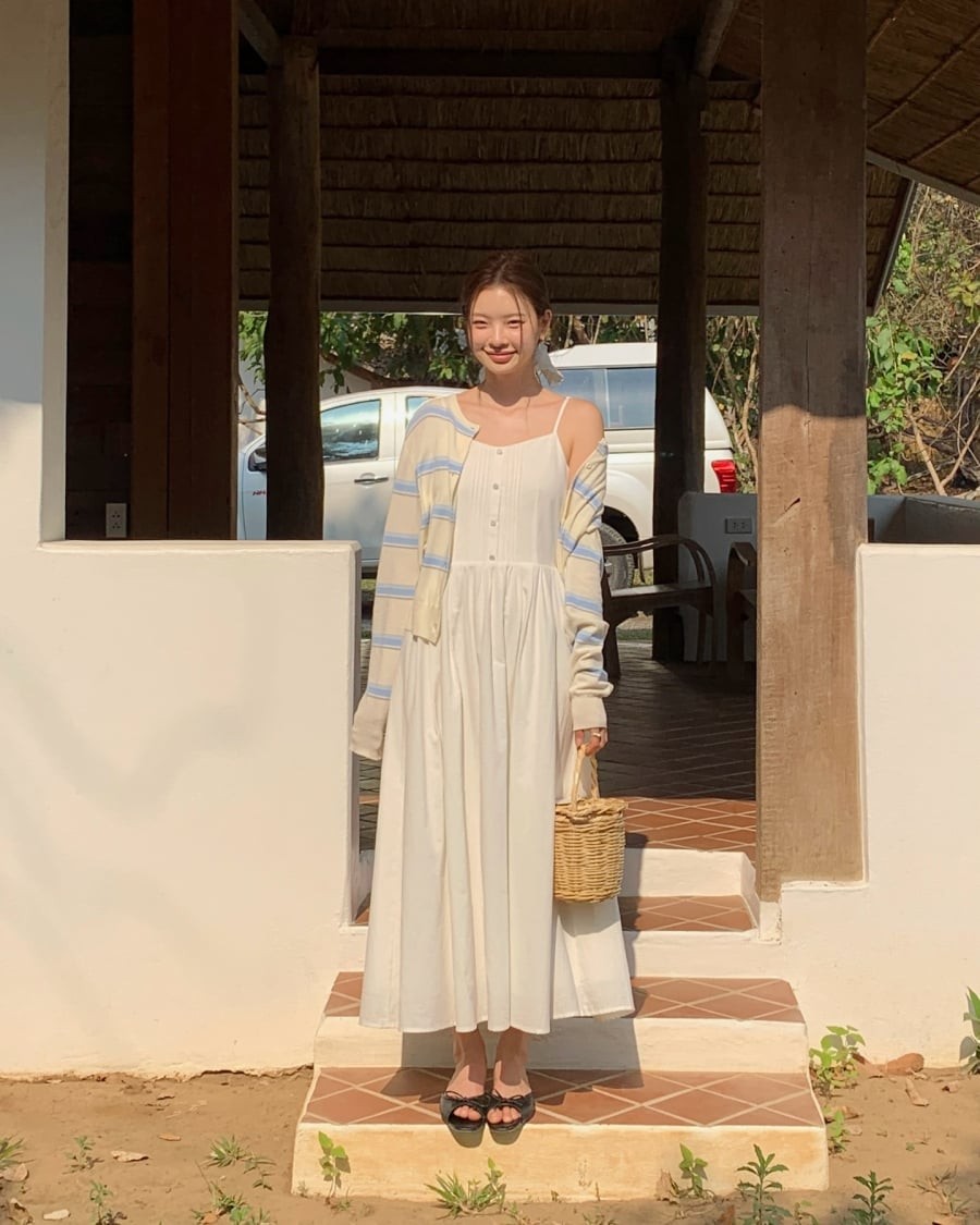 Đây là kiểu phối đồ được sử dụng khá phổ biến bởi vừa thoải mái vừa giúp người mặc trông nữ tính hơn.