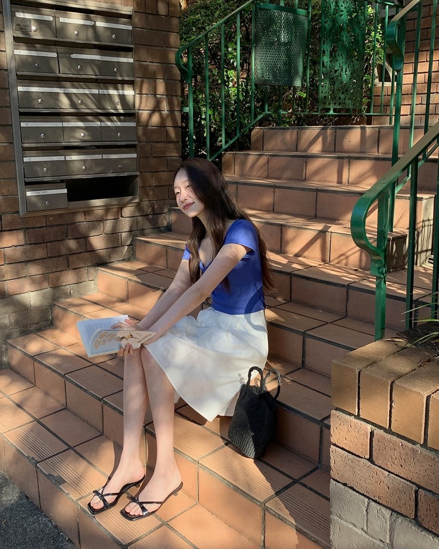 Đây là lựa chọn quen thuộc của những người yêu thích phong cách tươi mới, thoải mái nhưng vẫn muốn tạo điểm nhấn cho trang phục.