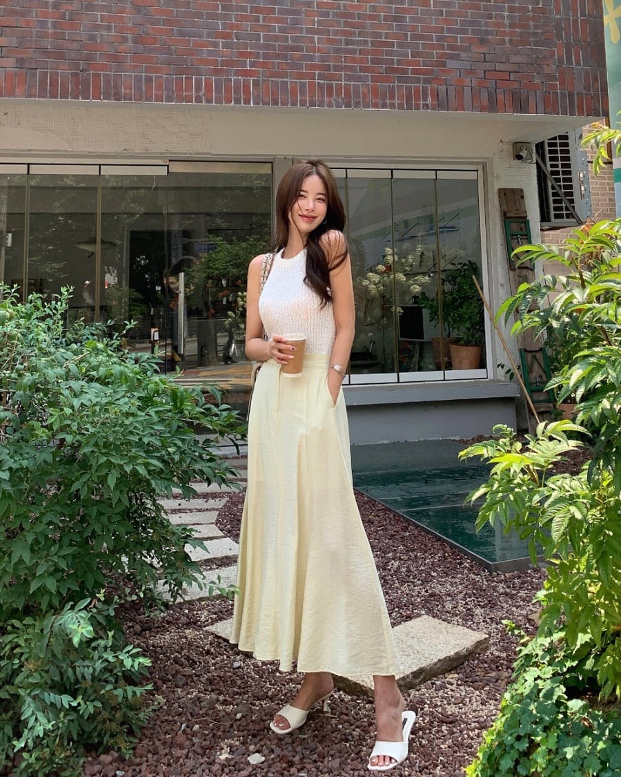  Nhờ tính linh hoạt, chân váy dài có thể phù hợp với nhiều phong cách khác nhau, từ tối giản đến thời trang.