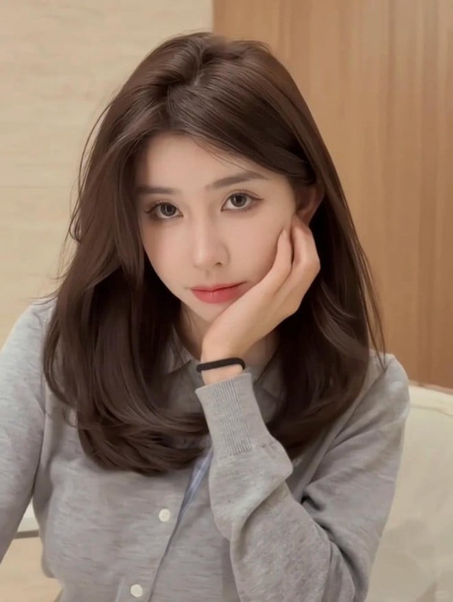 Tổng thể mái tóc trông rất hài hòa, phù hợp với phong cách công sở hoặc những người yêu thích vẻ ngoài tinh tế.