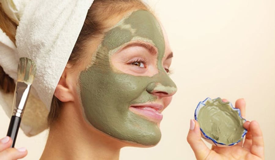 Trà xanh nổi tiếng với hàm lượng chất chống oxy hóa cao, đặc biệt là catechin cùng vitamin C và vitamin E.