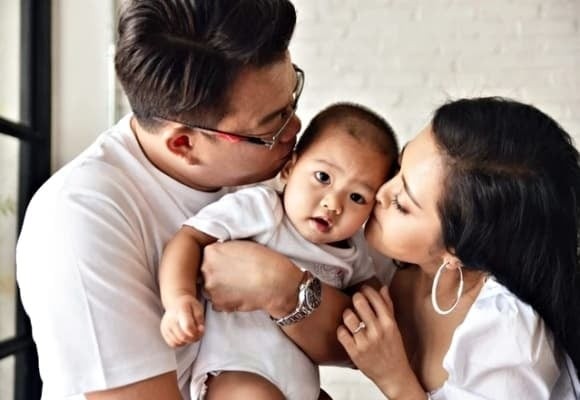 Thời gian nghỉ của người cha cũng được quy định rõ theo từng trường hợp: 5 ngày với sinh thường; 7 ngày nếu sinh mổ hoặc con sinh non dưới 32 tuần; 10 ngày khi sinh đôi và 14 ngày nếu sinh đôi phải phẫu thuật.

