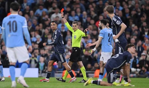 Bernardo Silva rời sân sớm sau tấm thẻ đỏ tai hại.