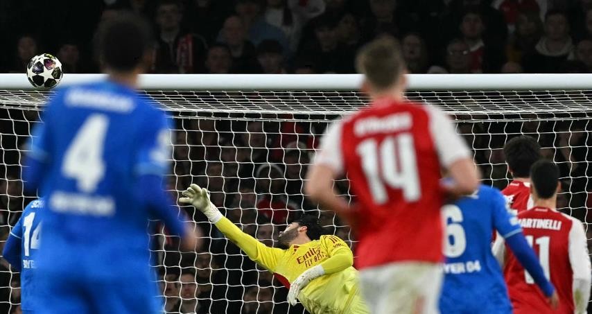 David Raya (8 điểm): Trong hiệp một, anh có rất ít việc phải làm ngoài việc dễ dàng bắt gọn một pha đánh đầu đi thẳng vào vị trí của mình. Sau đó, anh tiếp tục phải duy trì sự tập trung cao độ để làm chủ không gian vòng cấm trước những quả tạt liên tục từ đối phương. Đặc biệt, anh đã có một pha cứu thua xuất thần ở những phút cuối trận.