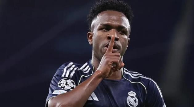 Vinicius giải tỏa áp lực với cú sút 11m thành công.