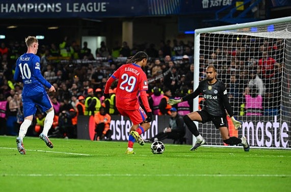 Robert Sanchez – 6.1 điểm Dù phải vào lưới nhặt bóng 3 lần, Sanchez vẫn là chốt chặn đáng tin cậy nhất của Chelsea trong đêm kinh hoàng này. Anh đã có ít nhất ba pha cứu thua xuất sắc trước những cú dứt điểm hiểm hóc của Barcola và Kvaratskhelia khi PSG tổ chức phản công tốc độ. Các bàn thua đều đến từ những sai lầm cá nhân của hàng thủ hoặc những cú dứt điểm không thể cản phá, nên Sanchez không phải chịu trách nhiệm chính.