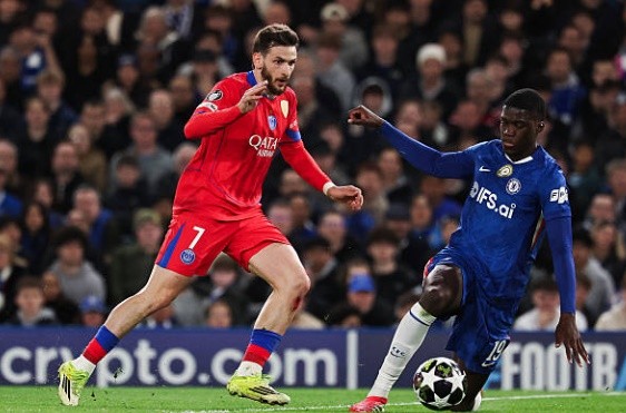 Mamadou Sarr – 5.1 điểm Một màn trình diễn thảm họa của cầu thủ trẻ 20 tuổi trong lần hiếm hoi được đá chính ở vị trí hậu vệ phải. Sarr tỏ ra lạc lõng và không xác định được vị trí cần đứng. Sai lầm chết người ở phút thứ 6 khi không thể kiểm soát đường bóng dài của thủ môn đối phương đã biếu không cho PSG bàn mở tỷ số. Anh bị rút ra ngay sau hiệp một để giảm thiểu thiệt hại.