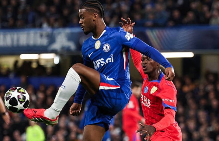 Jorrel Hato – 5.7 điểm Được kéo vào đá trung vệ thay vì vị trí hậu vệ trái sở trường, tài năng trẻ này đã thể hiện sự điềm tĩnh nhất định. Hato có một vài tình huống dâng cao hỗ trợ tấn công khá ấn tượng, cho thấy khả năng kéo bóng tốt. Tuy nhiên, trước áp lực dồn dập từ các ngôi sao tấn công đẳng cấp thế giới của PSG, anh vẫn bộc lộ những khoảng cách về mặt kinh nghiệm.