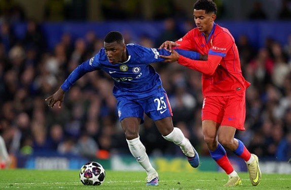 Moises Caicedo – 6.1 điểm Một trận đấu đáng quên đối với bản hợp đồng đắt giá nhất lịch sử CLB. Caicedo trực tiếp mắc lỗi dẫn đến bàn thua thứ hai khi để mất bóng nguy hiểm ở giữa sân, tạo điều kiện cho PSG phản công nhanh. Dù sau đó anh đã nỗ lực hơn, thậm chí lùi về đá hậu vệ phải sau khi Chalobah chấn thương, nhưng những sai sót đầu trận đã phá hỏng hoàn toàn kế hoạch của toàn đội.