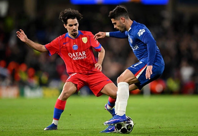 Pedro Neto – 6.1 điểm Neto thi đấu năng nổ bên cánh phải nhưng hiệu quả mang lại là rất thấp. Anh chỉ để lại một vài khoảnh khắc lóe sáng ngắn ngủi với những pha đi bóng lắt léo nhưng thường bị các hậu vệ PSG chặn đứng trước khi có thể tạo ra đường chuyền quyết định. Sự đơn độc trên hàng công khiến Neto không thể phát huy tối đa tầm ảnh hưởng.