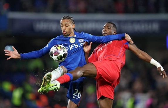 Là cầu thủ được chấm điểm cao nhất bên phía Chelsea nhờ sự tích cực trong việc tìm kiếm khoảng trống. Pedro đã có những cơ hội ngon ăn để ghi bàn danh dự cho đội nhà nhưng sự thiếu sắc bén trong khâu dứt điểm khiến anh không thể chuyển hóa thành bàn thắng. Anh rời sân ở phút 60 trong sự thất vọng tột cùng.