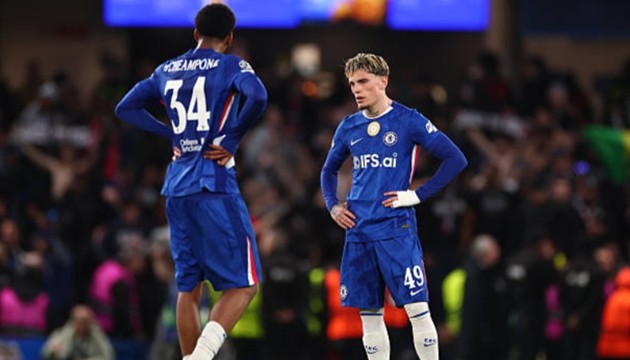 Chelsea sụp đổ nhanh chóng ngay trên sân nhà.