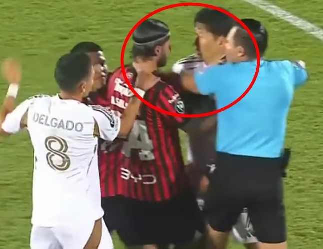 Siêu sao người Hàn phẫn nộ với đối thủ.