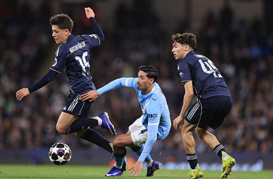 Reijnders (6.2): Một lựa chọn chiến thuật của Pep nhưng không mang lại hiệu quả như kỳ vọng. Anh thi đấu mờ nhạt, thiếu kết nối với đồng đội và sớm bị thay ra sau hiệp một.