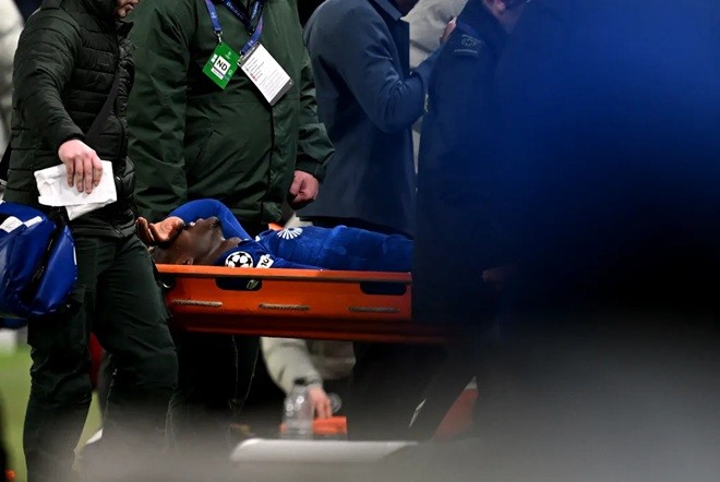  Chalobah phải rời sân bằng cáng.