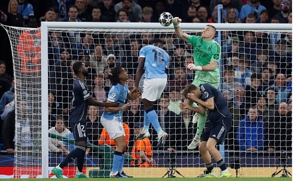 Lunin làm nản lòng các chân sút Manchester City.
