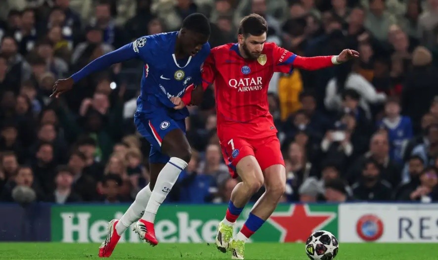 Khvicha Kvaratskhelia hóa hung thần của đội bóng thành London.