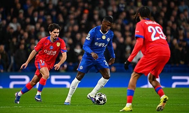 Moises Caicedo thừa nhận PSG quá mạnh so với Chelsea.